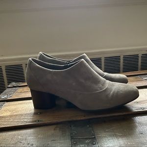 Clarks Unstructured gray suede booties